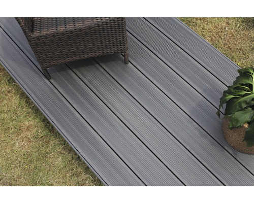 Terrassendielen aus Holz mit Gartenmöbeln und Topfpflanze