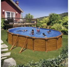 Piscine ovale avec revêtement en bois et enfants jouant dans le jardin