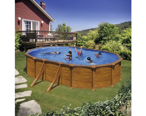 Piscine ovale avec revêtement en bois et enfants jouant dans le jardin