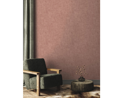 Einrichtung mit Sessel, Beistelltisch, Dekoration, Vorhang und Wandtapete