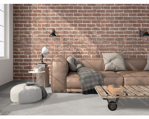 Wohnzimmer mit Ledersofa, Ziegelwand und Holztisch