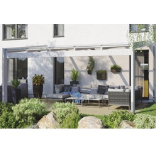 Helle Terrasse mit Überdachung, Loungemöbeln, Couchtisch und Bepflanzung