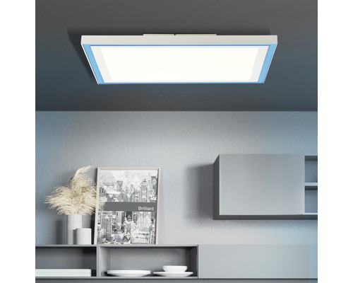 Deckenleuchte im modernen Wohnraum mit indirekter Beleuchtung