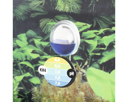 Test d''eau d''aquarium pour déterminer le pH et la dureté carbonatée