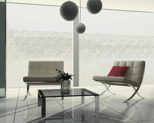 Salon lumineux avec fauteuils, table et décorations