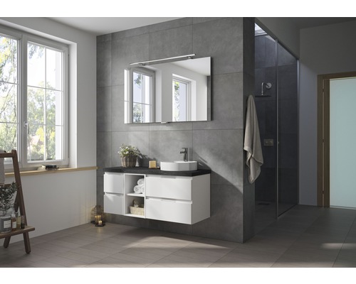 Modernes Badezimmer mit Waschbecken, Spiegel und Dusche