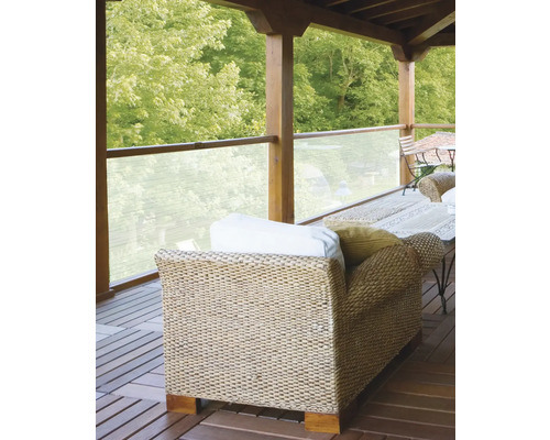 Terrasse avec coin salon, table et balustrade en verre