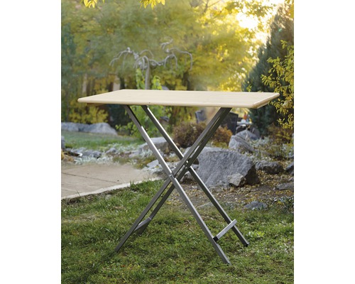 Klapptisch mit Metallgestell im Garten