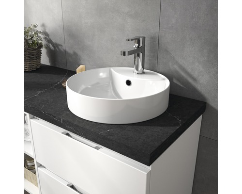 Waschbecken auf einem Badezimmerschrank mit einer Armatur