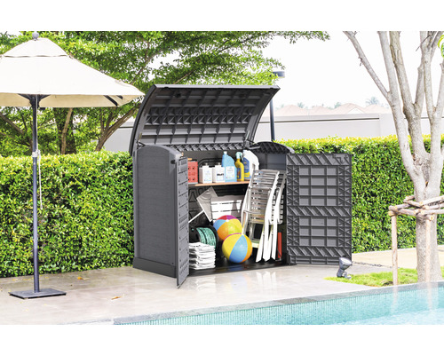 Geöffneter Gartenschrank aus Kunststoff mit Gartenutensilien neben einem Pool