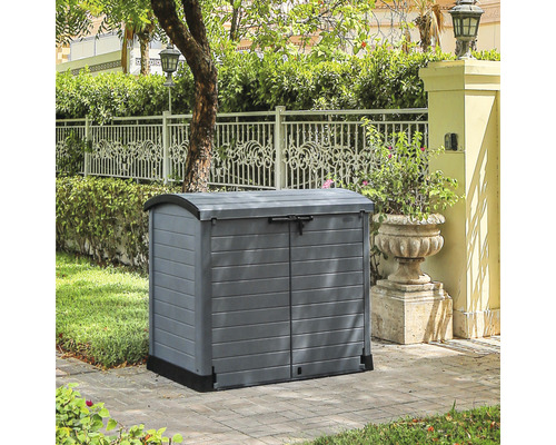 Gartengeräteschrank aus Kunststoff im Aussenbereich