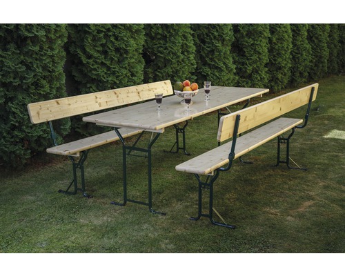 Ensemble de bistrot en bois avec table et bancs dans le jardin