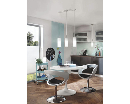 Helle Küche mit Esstisch, Stühlen und einer Pendelleuchte mit drei Lampen