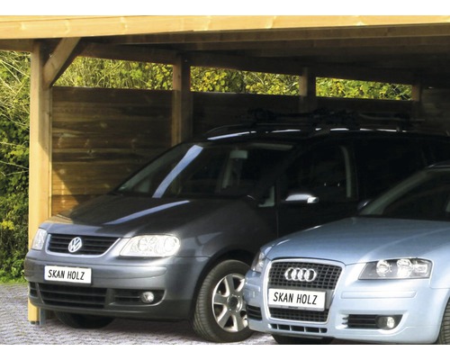 Doppelcarport aus Holz mit zwei parkenden Autos