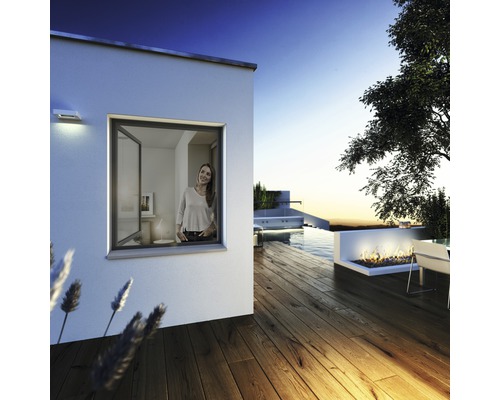 Maison moderne avec fenêtre, terrasse, piscine et femme