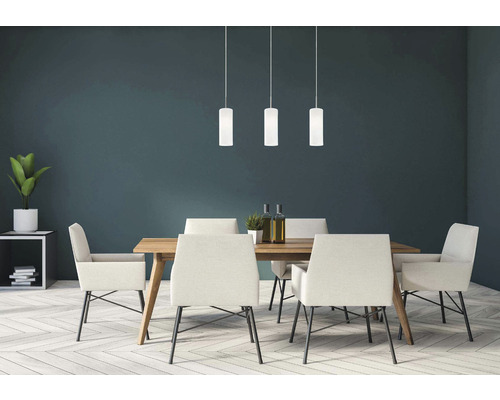 Esszimmer mit Esstisch, Stühlen und Pendelleuchten