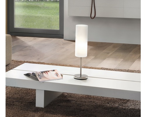 Tischleuchte auf einem Couchtisch in einem Wohnzimmer.