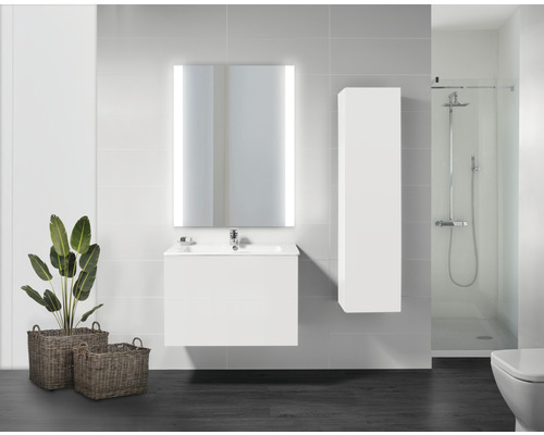 Modernes Badezimmer mit Waschtisch, Spiegelschrank, Hochschrank und Dusche