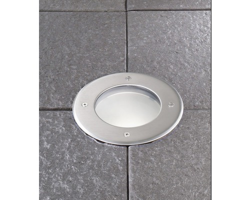 Spot encastrable au sol en métal intégré dans des pavés
