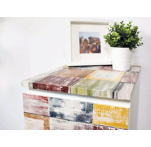 Commode avec décor multicolore et articles de décoration