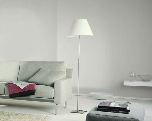 Salon avec lampadaire, canapé et tabouret