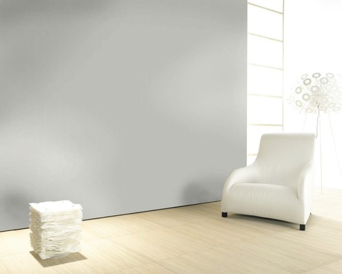 Salon lumineux avec fauteuil, lampadaire et éléments de décoration