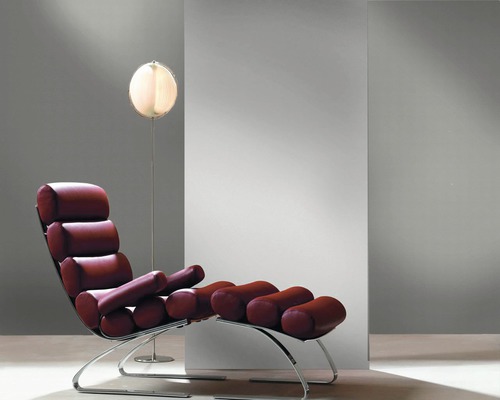 Chaise longue avec rouleaux rembourrés et lampadaire