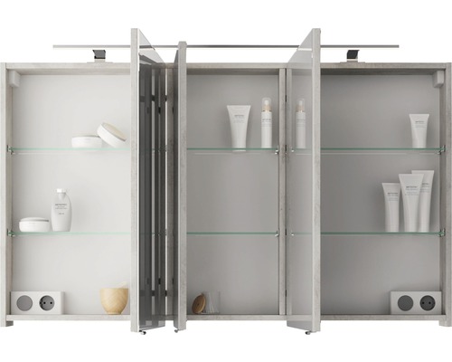 Armoire de toilette ouverte avec étagères en verre pour ranger les produits cosmétiques.