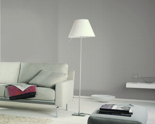 Salon avec lampadaire, canapé et livres