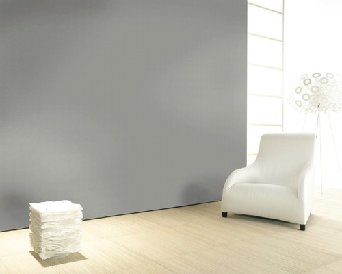 Pièce lumineuse avec fauteuil, lampadaire et pile de papier décorative