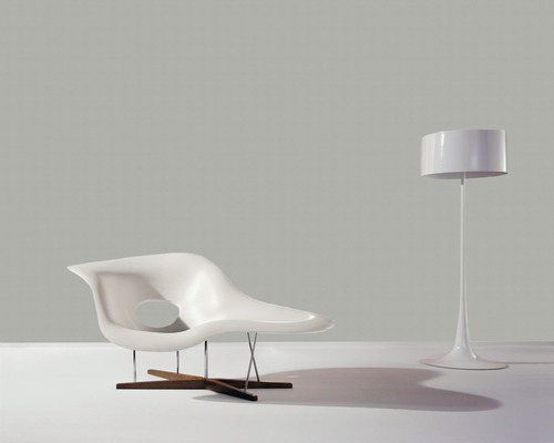 Scène avec un fauteuil blanc et un lampadaire blanc