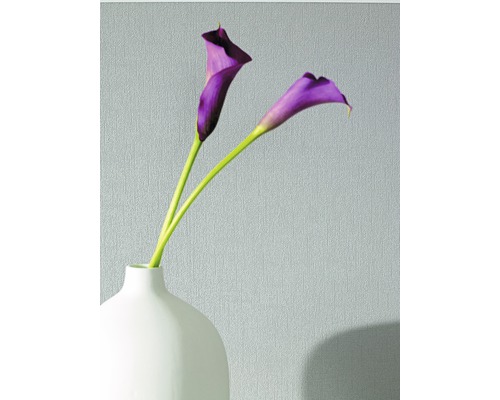 Deux callas violets dans un vase blanc