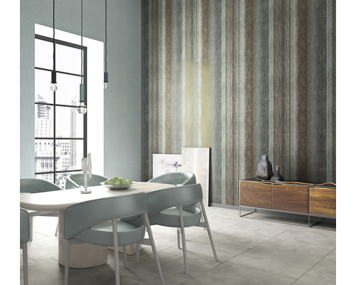 Esszimmer mit Esstisch, Stühlen und gestreifter Tapete