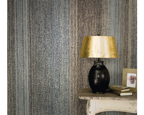 Dekorative Tapete mit linearem Muster im Interieur neben Tischleuchte