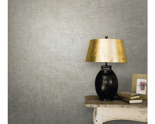 Gros plan d''un papier peint texturé dans un salon avec lampe de table et décoration