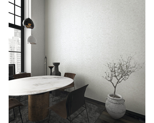 Salle à manger lumineuse avec table, chaises et plante d''intérieur en pot