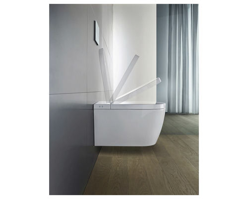 Weißes, wandhängendes Dusch-WC mit geöffnetem Deckel in einem Badezimmer