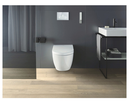 Modernes Badezimmer mit Toilette, Waschbecken und Dusche