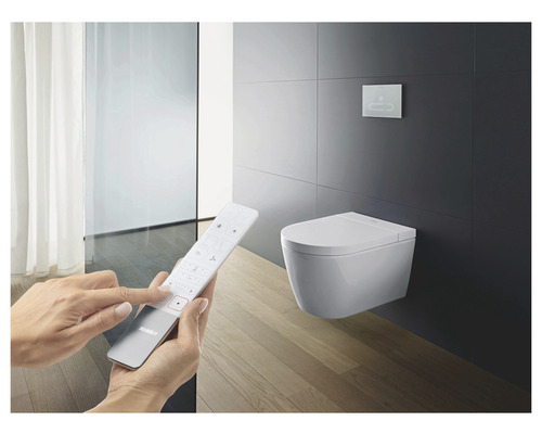 Badezimmer Szene mit wandhängendem Dusch-WC und Fernbedienung zur Steuerung