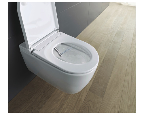 Wand-Dusch-WC mit geöffnetem Deckel im Badezimmer