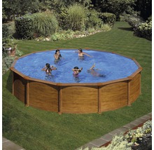 Rundes Holzschwimmbecken mit Personen im Garten