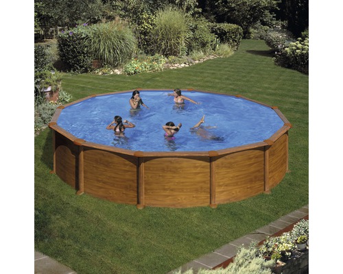 Rundes Holzschwimmbecken mit Personen im Garten