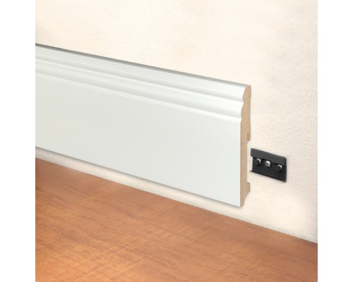Weiße Fußleiste mit Befestigungsclip zur Wandmontage