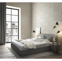 Modernes Schlafzimmer mit Bett, Nachttisch und großem Fenster.