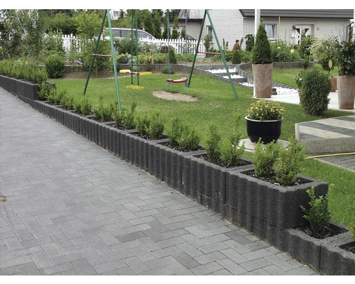 Garten mit Pflasterweg, Rasenfläche und Pflanzsteinen