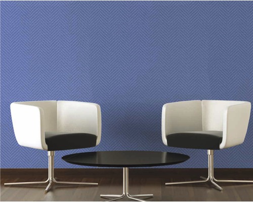 Une pièce avec deux chaises, une table et un mur avec un motif à chevrons