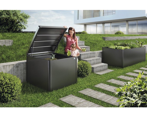 Composteur biohort MonAmi 725 l 102x102x86 cm gris foncé métallique Scène de jardin avec bac à plantes et composteur dans le jardin avec une mère et son enfant jardiniers.