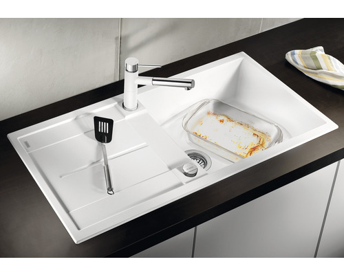 Küchenspüle mit Spültischarmatur, Schneidebrett und Auflaufform