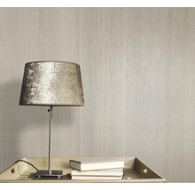 Tapete mit Textur neben einer Lampe und Büchern auf einem Tisch