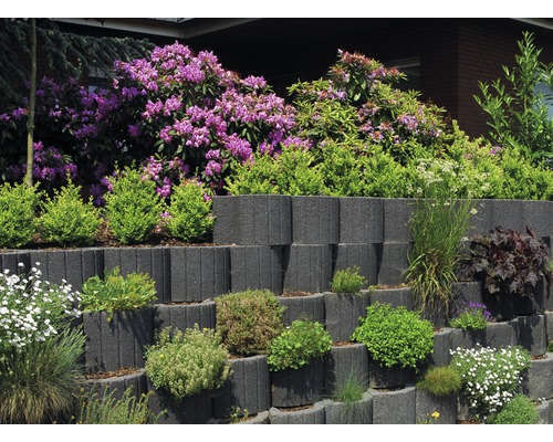 Gestufte Gartenmauer mit Bepflanzung